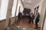 На голови дітей несподівано обрушилася стеля: у школі перебували учні та педагоги