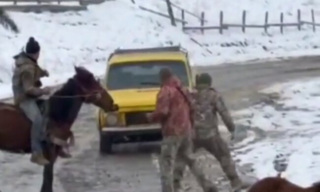 Напал на военкомов с топором