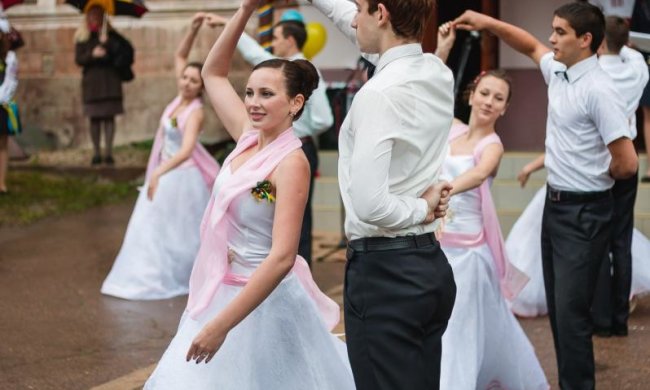 Наркотики, наука и Украина: что известно о новой "космической" девушке Маска 