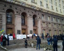 "Жертв" беспредела Кличко принесли ему же под окна