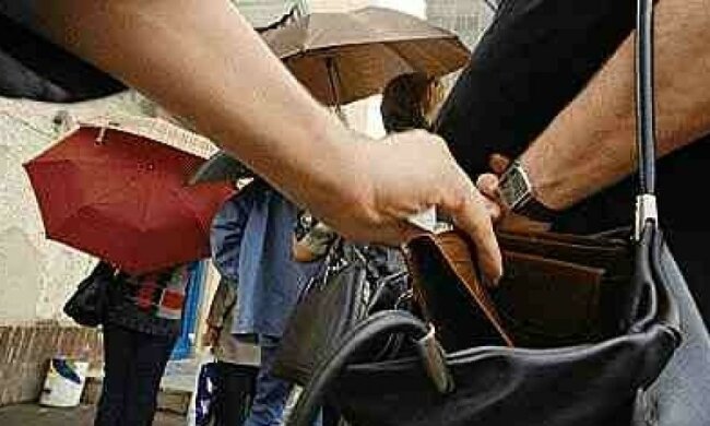 Танец счастливого вора попал в объектив камеры