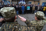 У Харкові влаштували полювання на призовників, скандальний момент потрапив на камеру: "Засіли в кущах і..."