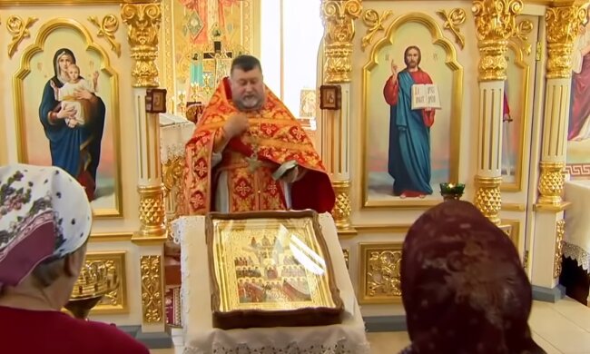 Священник на службі у храмі, кадр з відео