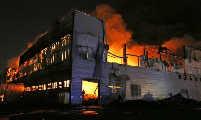 Під Києвом горить суконна фабрика: відео