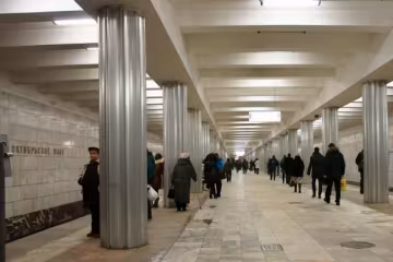 Жінка з відрізаною головою дитини кричала "Аллах Акбар" в метро