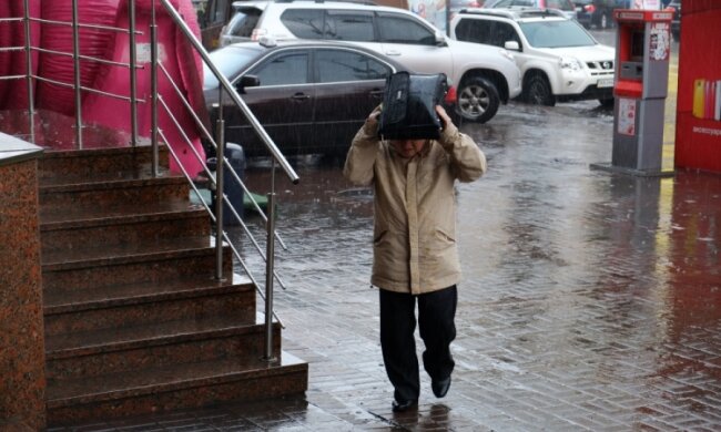 Синоптики посоветовали украинцам прихватить зонтики