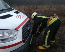 Под Киевом болото вместо дороги "глотнуло" скорую, ехали на помощь: "Вызывайте спасателей!"