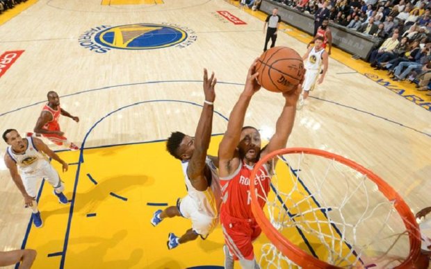 НБА: Голден Стэйт уступил Хьюстону, стартовая победа Кливленда
