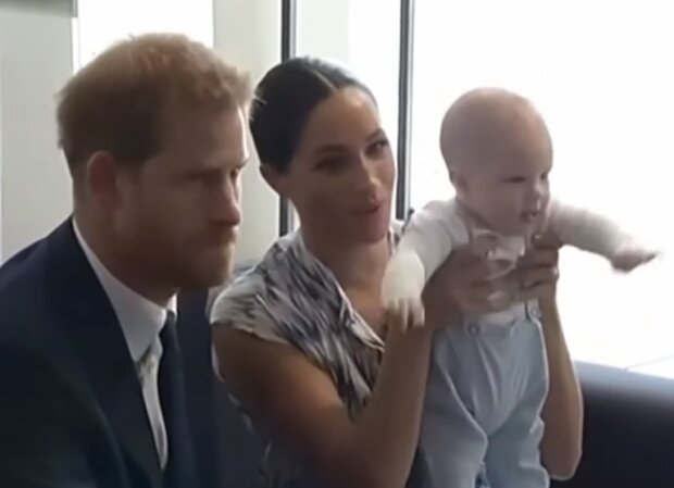 Принц Гарри и Меган Маркл с сыном Арчи, скрин из видео