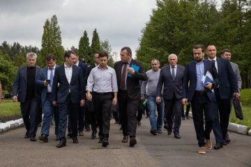 Зеленському відкрили очі на неприємну правду про українців: бідні настільки, що їдять з землі