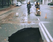 Коллектор не коллайдер, но портал в ад открыл: в Житомире посреди улицы возникла пропасть