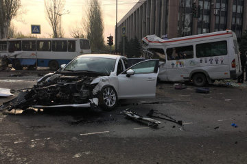В Киеве переполненный автобус снес иномарку: фото с места аварии