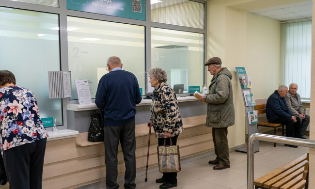 Пенсіонери в банку. Фото: згенероване ШІ