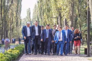 Бабин Яр реконструкція: на 30 мільйонів поставили «стовпи-шибениці» і завезли гною на клумби