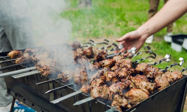 "Складайте мангали, ховайте дрова": українцям категорично заборонили смажити м'ясо, що відбувається