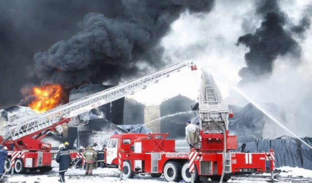 Пожарные потушили две цистерны на горящей нефтебазе