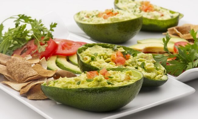 Биті огірки, редиска й авокадо  — три прості салати, які порятують у спеку