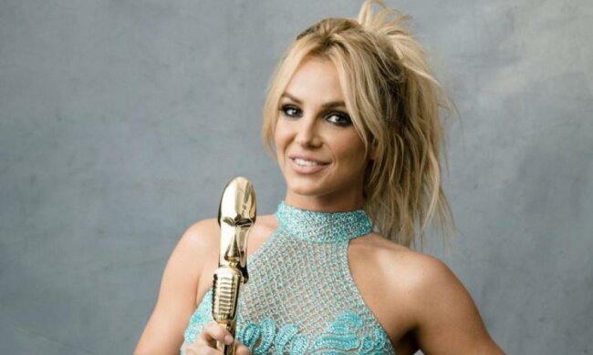 Неугомонная Бритни станцевала на концерте с голой грудью: фото 18+