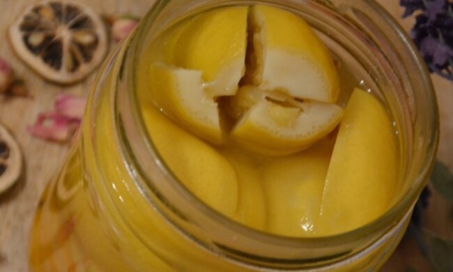 Консервация помидоров, кадр из видео