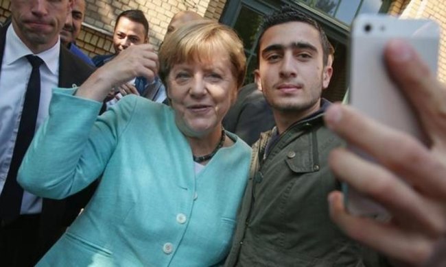 Селфи беженца с Меркель обойдется Facebook в кругленькую сумму
