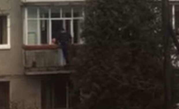 Дівчинка хотіла зістрибнути з балкона: Facebook Патрульна поліція Івано-Франківської області