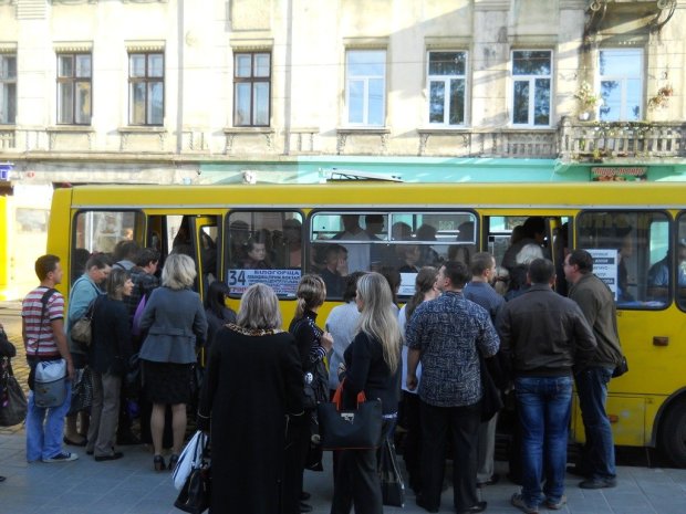 Після поїздки залишитися живим – за щастя: жінка випала з переповненої маршрутки головою в асфальт