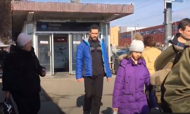 У Києві неадекват кидався на людей з ножицями біля метро, обколбасився - і в бій