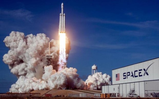 Как новая часть "Интерстеллара": Маск показал шикарное видео о Falcon Heavy 
