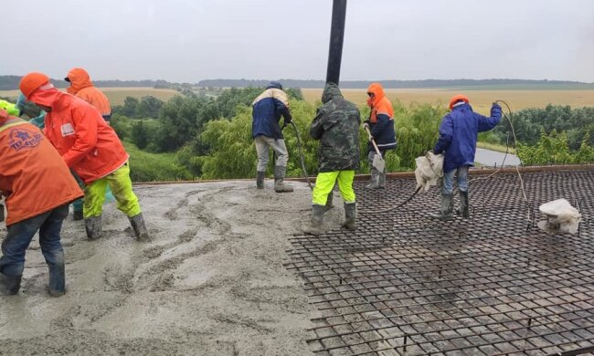 У Тернополі комунальники "втопили" новенький асфальт в калюжах