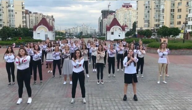 Львів'яни у вишиванках ушкварили гімн і показали, як треба любити Україну - "носи з гідністю"