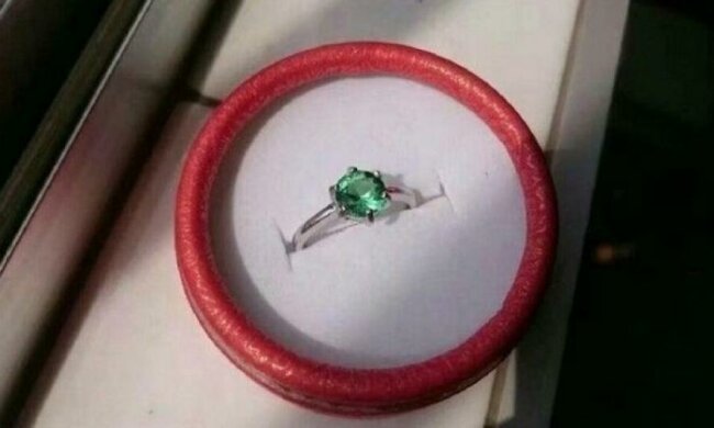 Китайський студент вразив кохану саморобним смарагдом