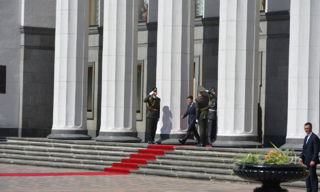 Песков ответил, поздравит ли Путин Зеленского: "Должен решить президент Украины"