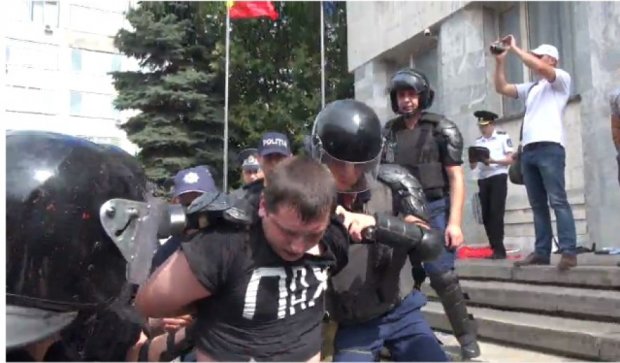 Протест в Молдове перестает быть мирным: столкновение протестующих и полиции