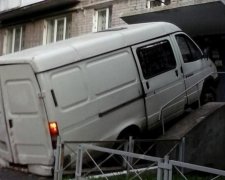 В Киеве автомобиль на скорости въехал в жилой дом: фото