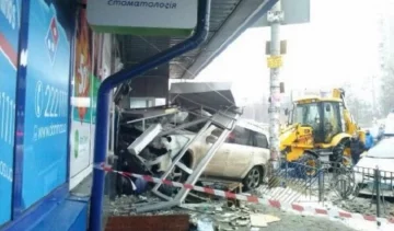  Джип в Києві вилетів на тротуар і розвалив піцерію