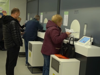 Отримання виплат. Фото: скрін youtube