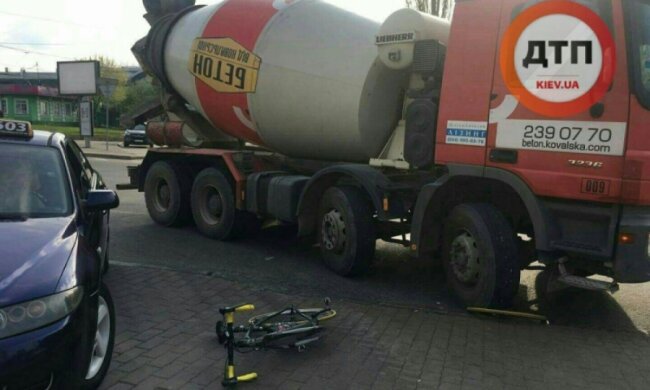 Бетоновоз зніс велосипедистку біля "Палацу Україна"