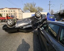 Жахлива ДТП приголомшила Київ - Volkswagen перекинувся на дах і розчавив Audi, перші подробиці