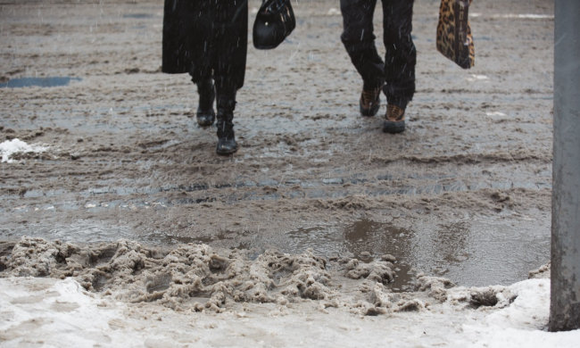 Каша под ногами: как защитить обувь от едкой соли