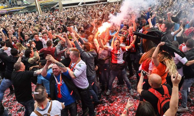 Стадион едва не взлетел на воздух из-за разъяренных фанатов: попытка "подрыва" попала в объективы