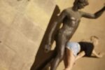 Туристка "изнасиловала" статую Бога и на нее объявили охоту: эти фото "взорвали" сеть