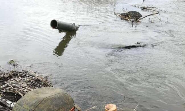 Окупанти напилися краденого алкоголю і потопили свій танк: "Думали, що за штурвалом русского корабля"