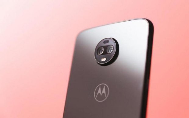 Motorola изменила традициям и огорчила фанатов