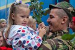 Артилеристів із зони АТО зустрічали в Києві квітами (фото)