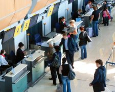 Нові закордонні паспорти: українцям пропонують ще одну послугу для виїзду з країни