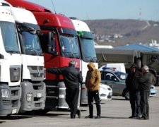 На кримському кордоні стоять більше 70 вантажівок