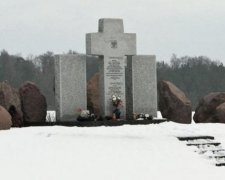 На Львівщині вандали знову осквернили меморіал полякам