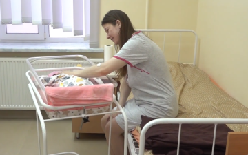 Помощь на ребенка. Фото: скрин youtube