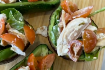 Авокадо, фаршированный куриным салатом, кадр из видео