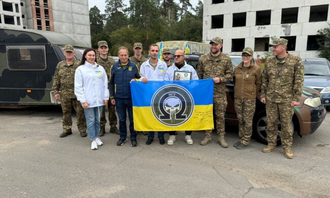 Бойове авто з трейлером спецпідрозділу "Омега" від БФ "Надія" та фонду "Рідна країна" Миколи Томенка